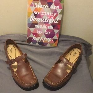 A strap buckle across the top of the foot